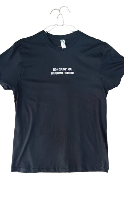 T-SHIRT MARADONA “NON SARÒ MAI UN UOMO COMUNE” NERA